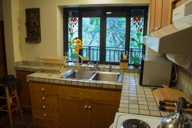 Vista de la cocina - 2567 N Fitch Mountain Rd