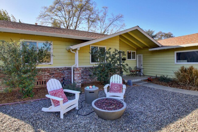 Foto del edificio - Great Central Davis 3 bedroom 2 bath home