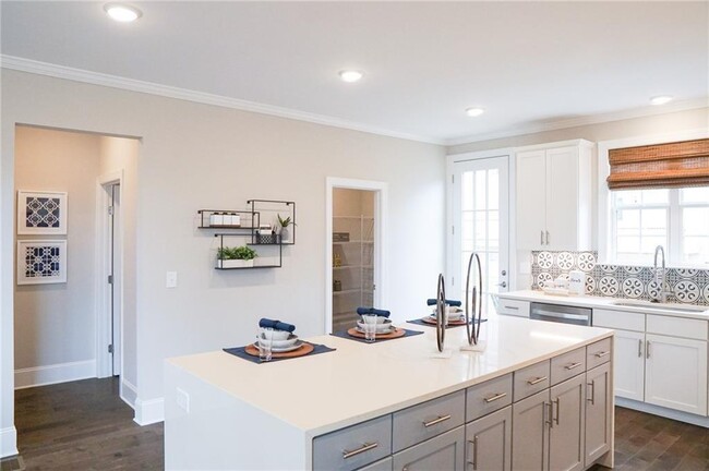 Building Photo - 5005 Daisy Dr