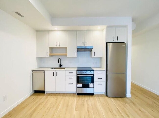 Building Photo - 660 Cawston Av