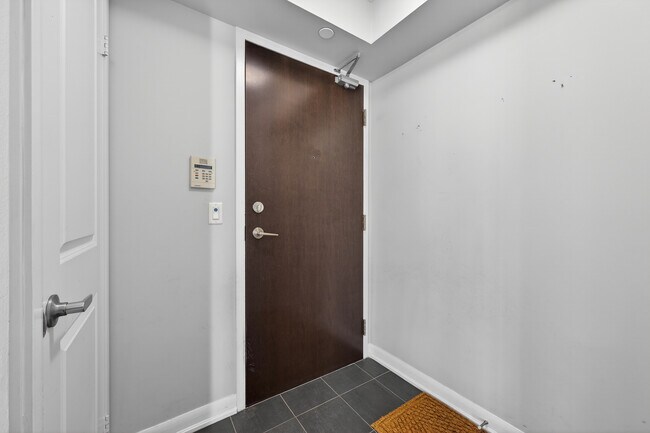 Photo du bâtiment - 215 Sherway Gardens Rd