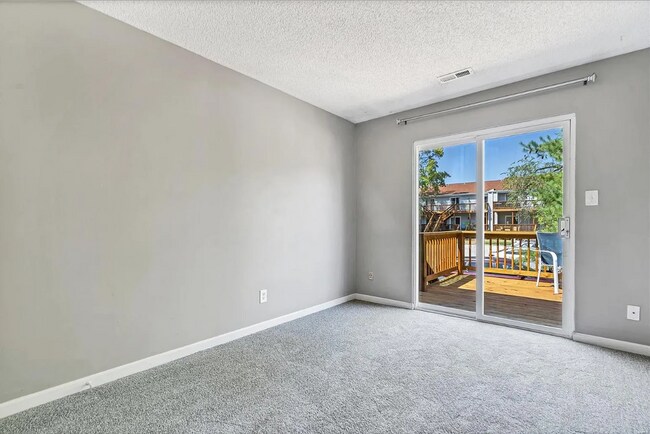 Foto del edificio - 1429 Thrush Pl