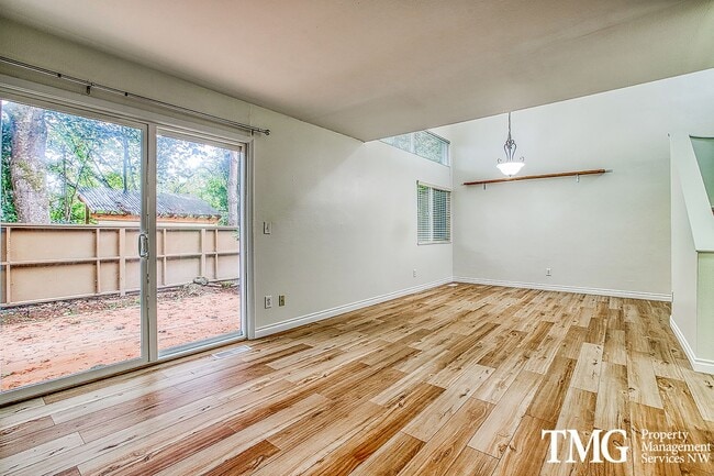 Building Photo - Wonderful 2 Bed 1.5 Bath Townhome in Seclu...