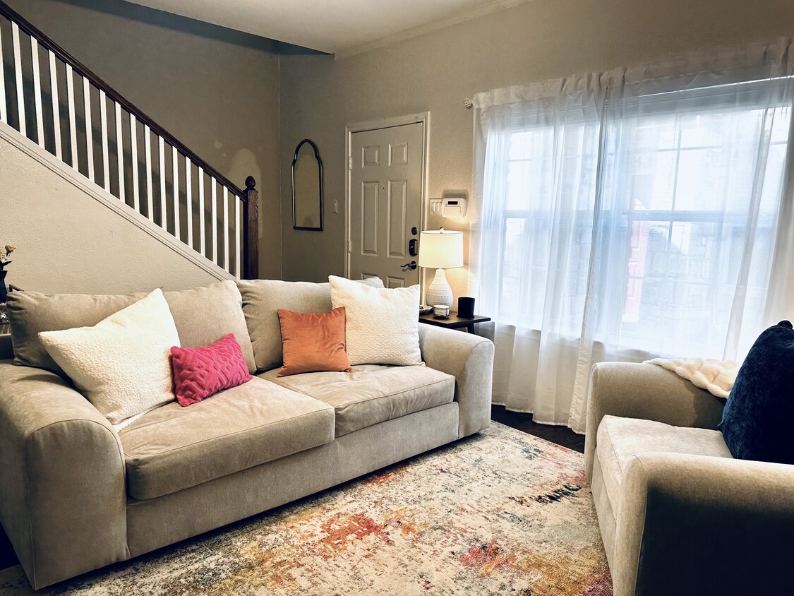 Living room with large window - 2101 S 7th St