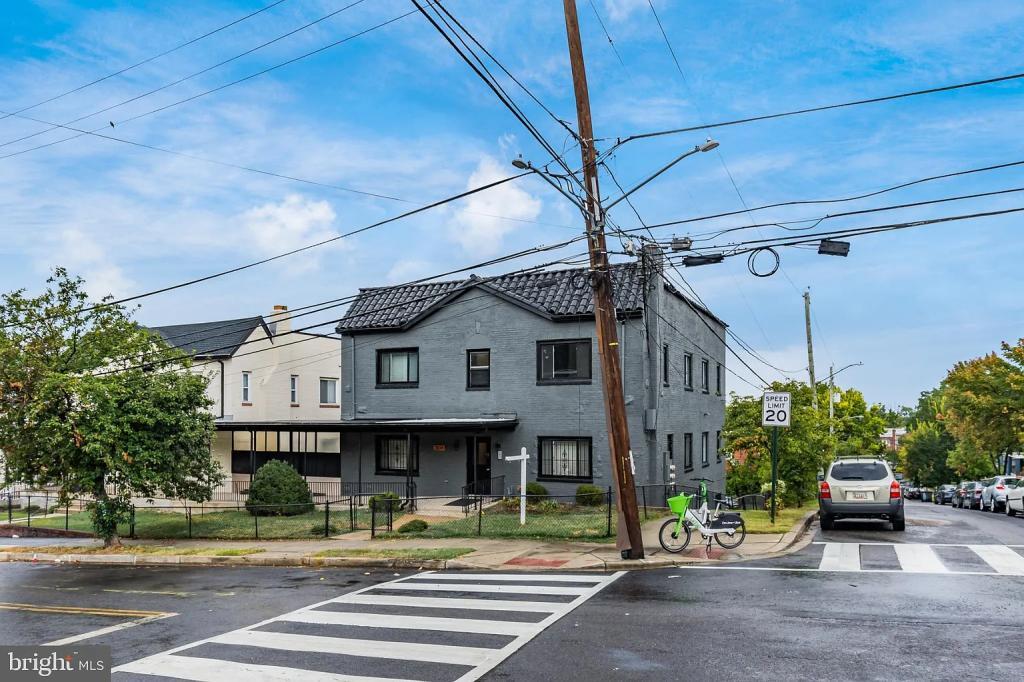 Primary Photo - 2834 R St SE