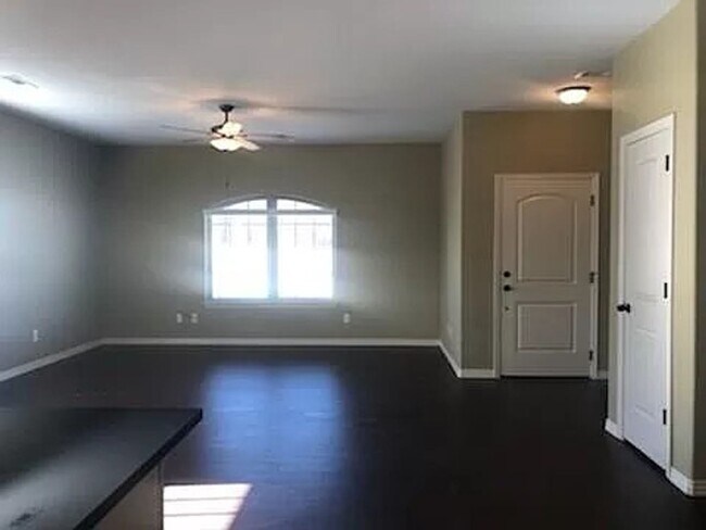 Building Photo - Luxury 3 Bedroom Condo in Fayetteville!