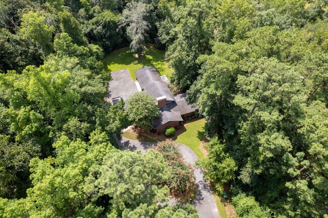 Building Photo - 4 bed 4 bath in great neighborhood