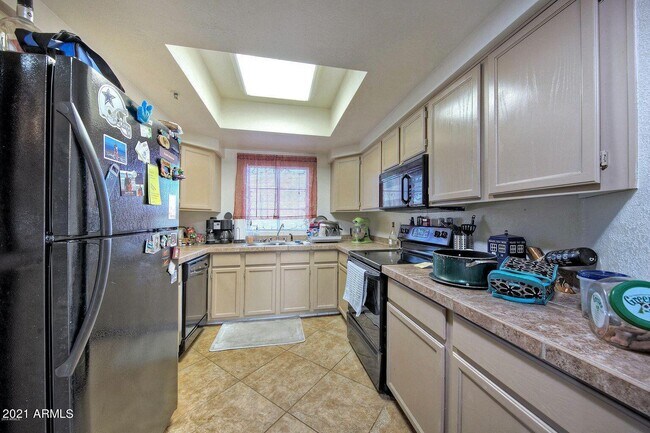 Foto del edificio - 9451 E Becker Ln