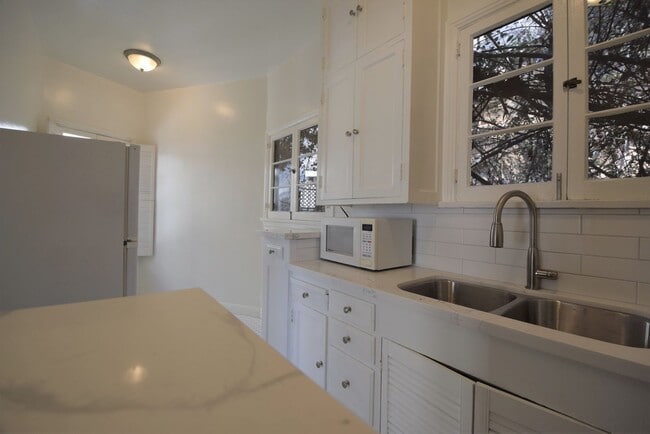 Building Photo - 2064 Argyle Ave
