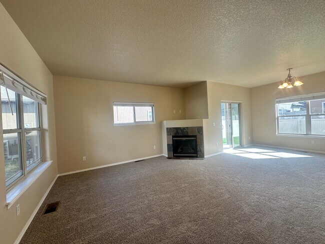 Foto del edificio - 3 Bed Minutes from Old Mill – Fenced Yard,...