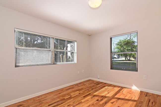 Foto del edificio - 1319 Francis Ave