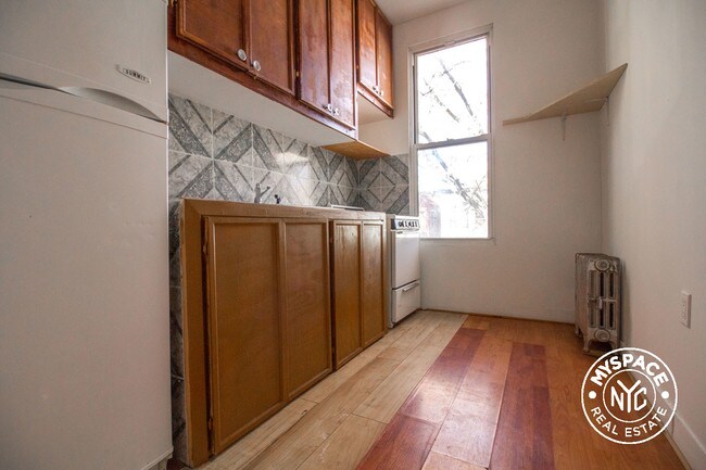 Building Photo - 142 Weirfield St