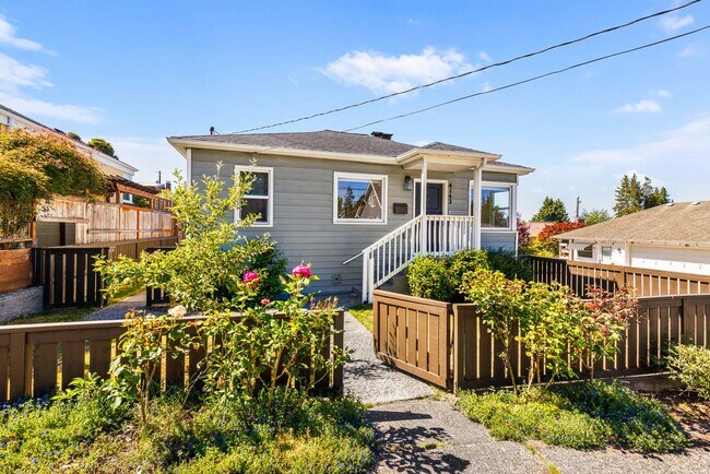 Foto del edificio - 4 Bedroom West Seattle View Retreat | Fully Remodeled Home with Sound Views & RV Parking