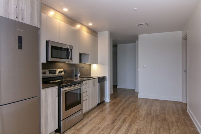 Building Photo - 30 Saint-Joseph Est