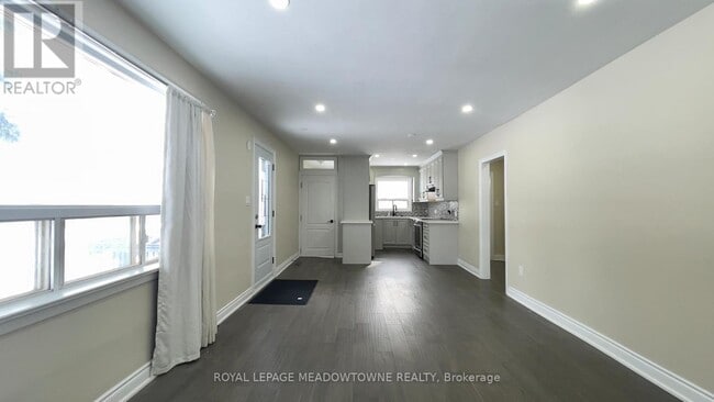 Building Photo - 4 Keats Ave