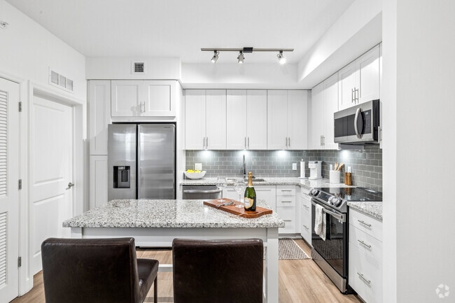 1BR, 1BA - 794SF - Kitchen - Town Treeline