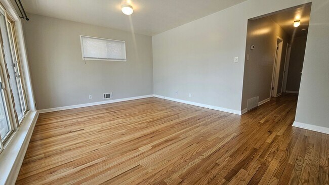 Foto del edificio - Spacious 5-Bedroom Ranch with Finished Basement & Oversized Garage!
