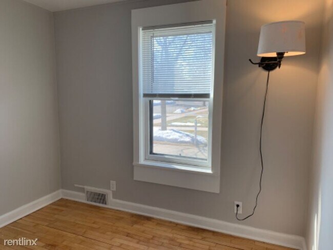Building Photo - 2 br, 1 bath Apartment - 816 W. Winnebago St