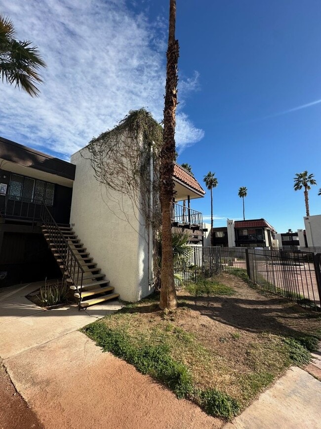 Building Photo - 1405 E Vegas Valley Dr