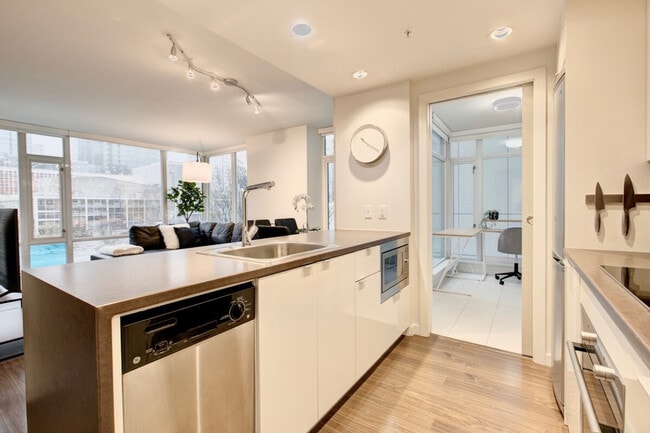 Building Photo - 161 W Georgia St