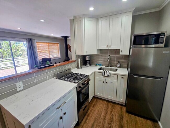 Foto del edificio - Modern 2 Bed / 2 Bath Near Bear Mountain Ski Resort & Golf Course
