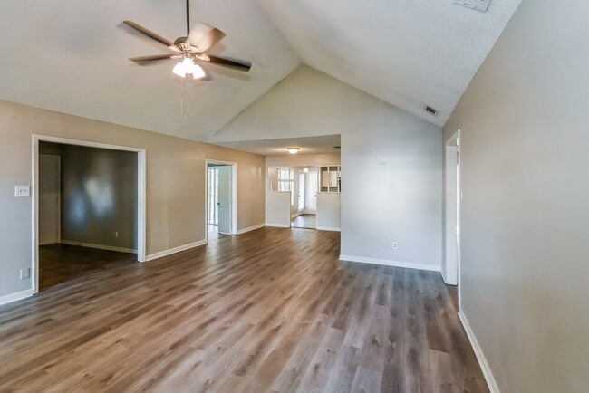 Building Photo - 4864 Barkshire Dr