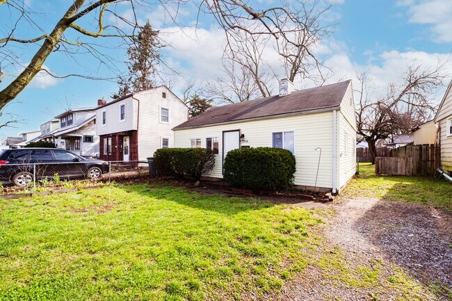 Building Photo - Cozy 2-Bedroom Home with Huge Fenced Backyard!