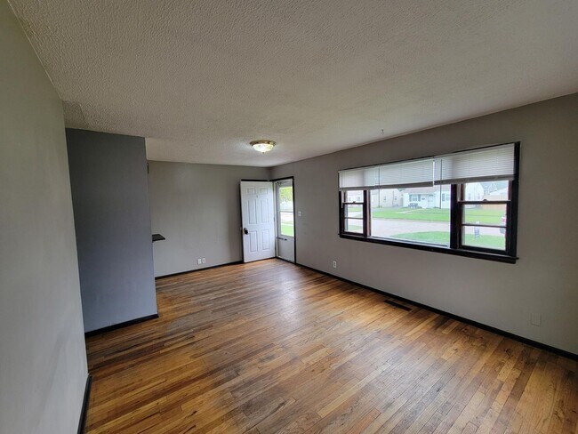 Building Photo - 3 bedroom 1 bath