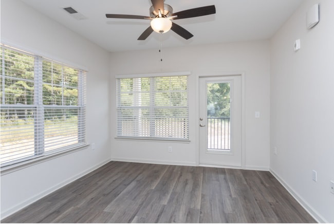 Building Photo - The Groves at 421 *Move In Special*