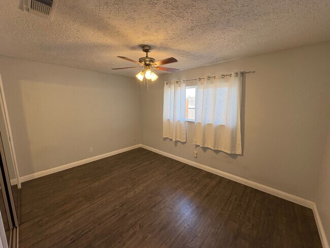 Foto del edificio - *Private Showing Only* Solar equipped home...