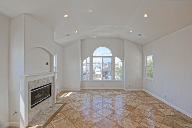 Foto del edificio - VERY BRIGHT, SPACIOUS & AIRY GOLDEN HILLS ...