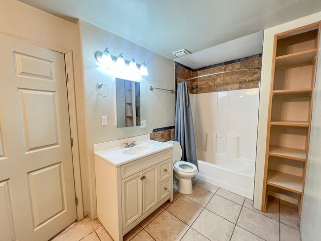 Building Photo - 626 S Park Cir