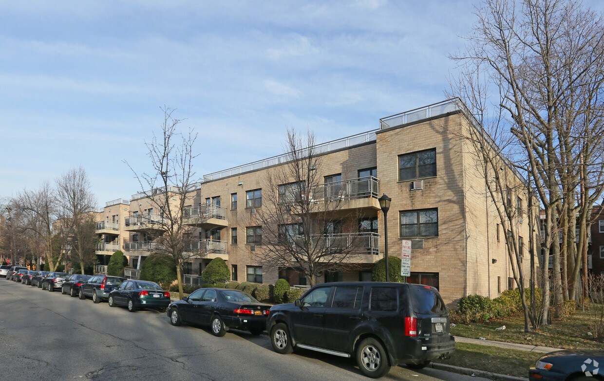 Primary Photo - 1 Overlook Ave