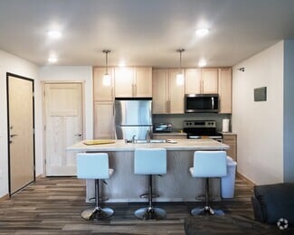 Building Photo - 3850 Sunnyside Dr W