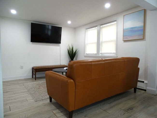 Building Photo - 18 Pleasant St