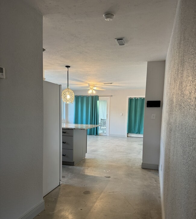 Hall a sala de estar y patio - 11297 Summerwinds Ct