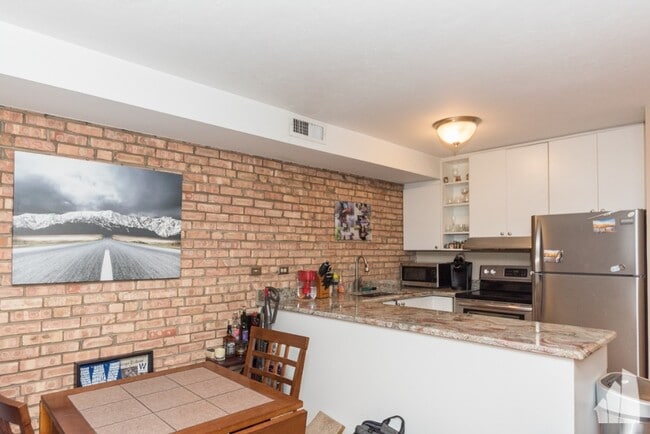 Building Photo - 2828 N Burling St