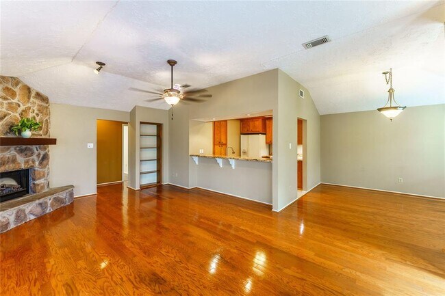 Foto del edificio - 8307 Autumn Wind Dr