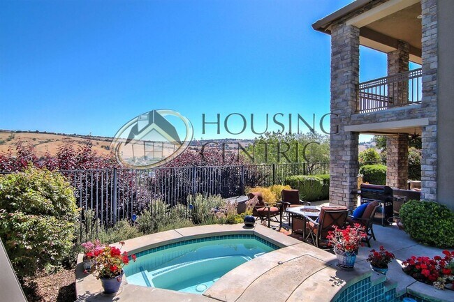 Foto del edificio - Serrano Executive 4bd/4.5ba Executive Home with Pool, Spa & 4-Car Garage!