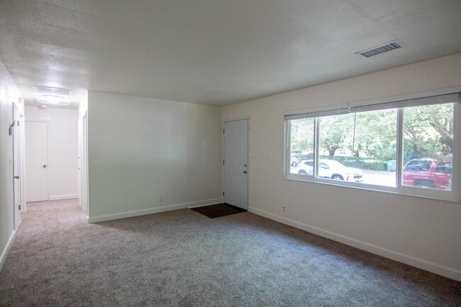 Building Photo - 3 Bedroom Redding Home Near Enterprise Park!