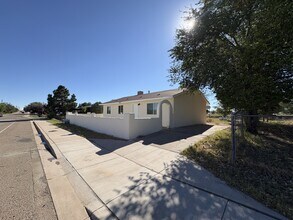 Building Photo - 409 River Rd