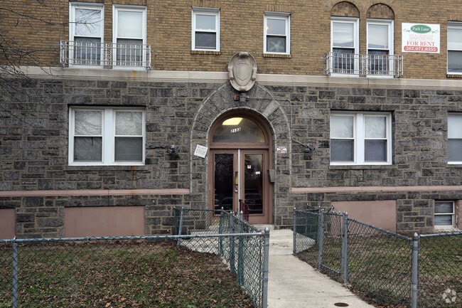 Building - Parklane Apartments