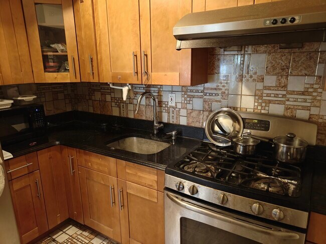 Foto del edificio - 8510 Elmhurst Ave