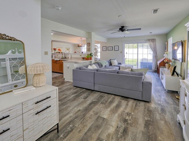 Building Photo - Year-round rental - 4 br 2.5 ba Twin Home in Seabright Village – East of Route 1