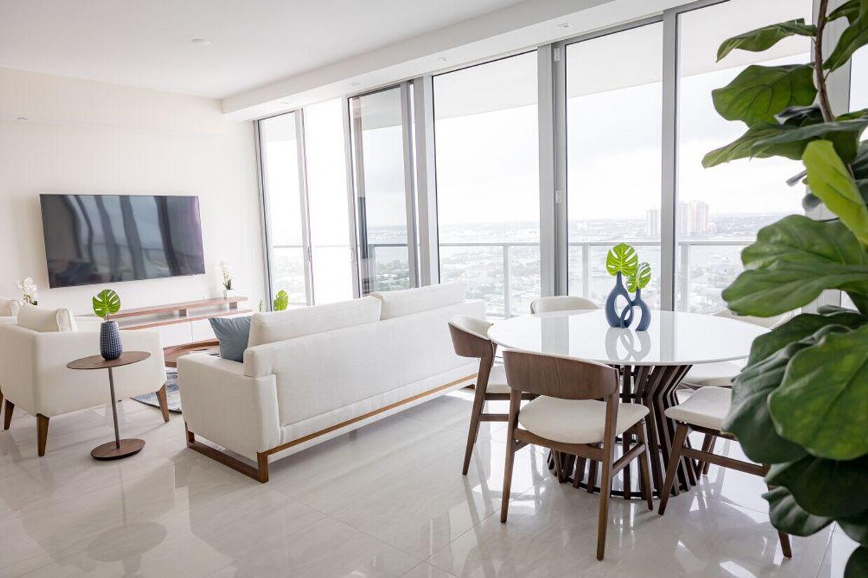 Foto principal - 3100 N Ocean Dr