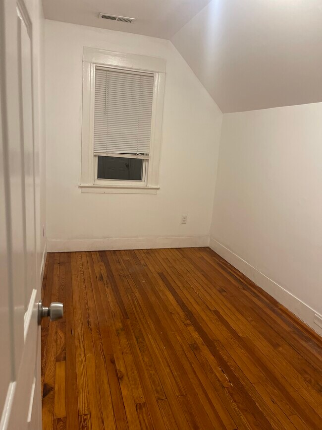 Building Photo - 53 Maltby St