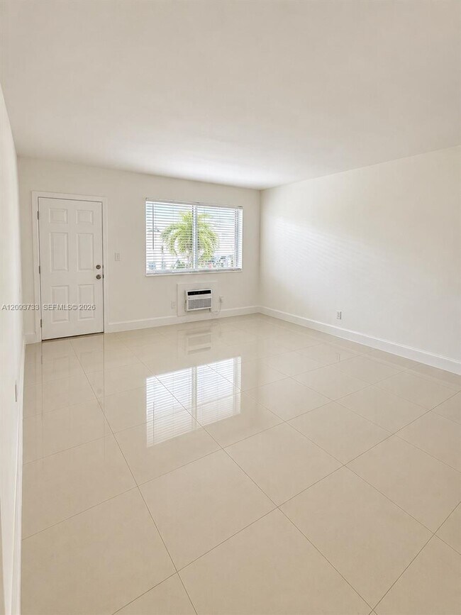 Foto del edificio - 8215 Crespi Blvd