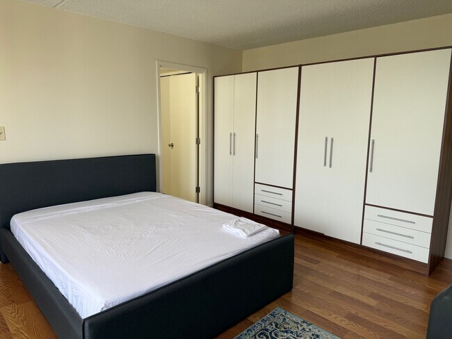 closet space - 400 Hobron Ln