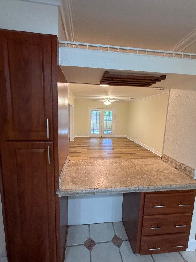 Foto del edificio - 2031 Charter Oaks Dr