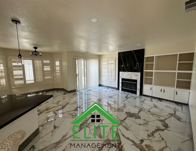 Building Photo - 4121 Desertaire Dr